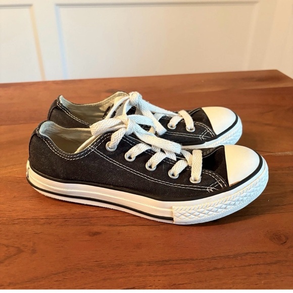 Kids Converse Chuck Taylor All Star Canvas Low Top Black Sneakers Shoes Size 1 - Picture 3 of 6